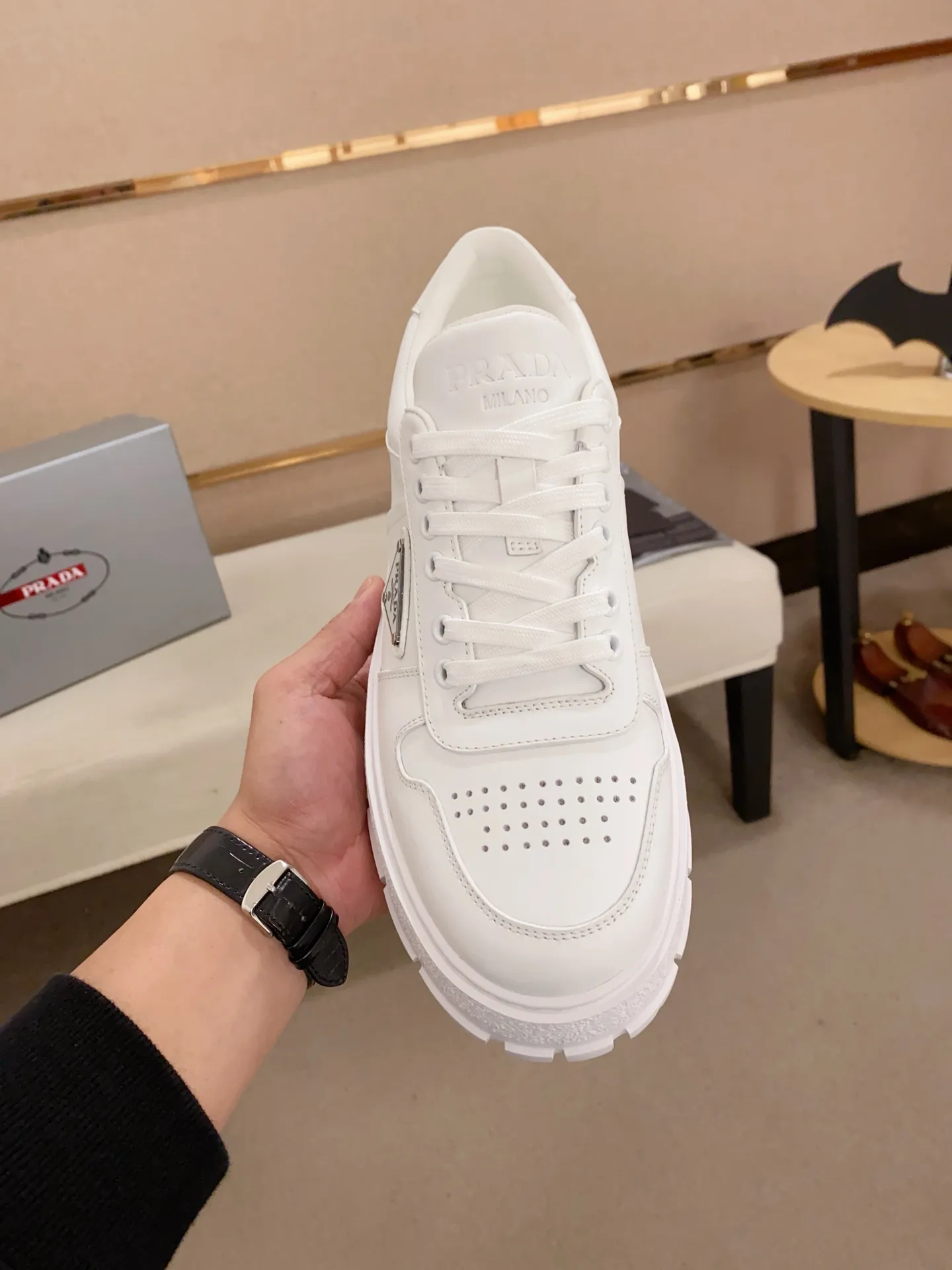 Men's shoes💰 620💰 ✔️✔️✔️Higher version High-quality new PRADA counters are launched simultaneously. The new men's shoes and 😘fabrics are selected from first-layer cowhide and are made by pure handicrafts. Lining: Full cowhide lining. 👍🏿 High-end ☄️ air-cushion molded anti-slip rubber outsole, exquisite lines, simple and elegant, comfortable and high-end for leisure travel. Code number: 38 to 44